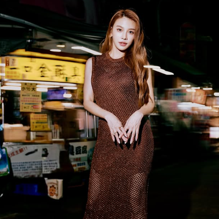 艾莉絲在通化夜市拍攝美照。（圖／翻攝艾莉絲​IG）